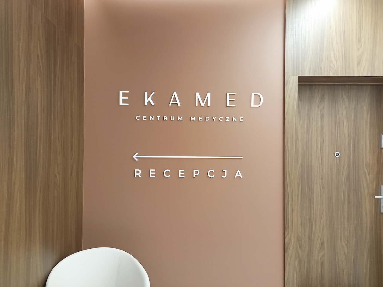 Ekamed indentyfikacja wizualna by dotMedia wayfinding