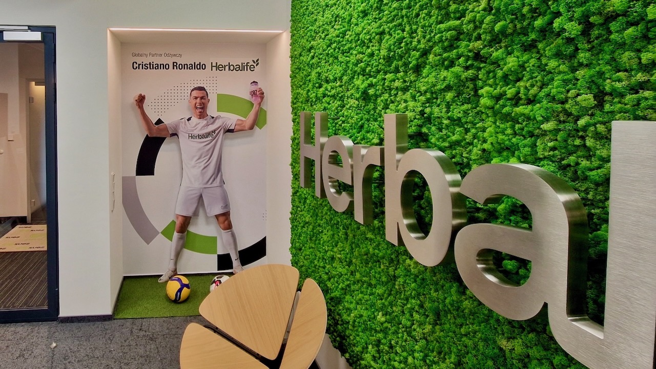 dotMedia przestrzenne logotypy Herbalife 2 3